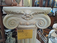 Lot 112 - klassieke griekse zuil in steen - afbeelding 2 van  5