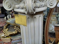 Lot 112 - klassieke griekse zuil in steen - afbeelding 3 van  5