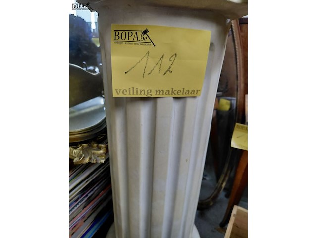Lot 112 - klassieke griekse zuil in steen - afbeelding 4 van  5