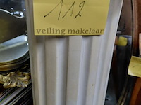 Lot 112 - klassieke griekse zuil in steen - afbeelding 4 van  5