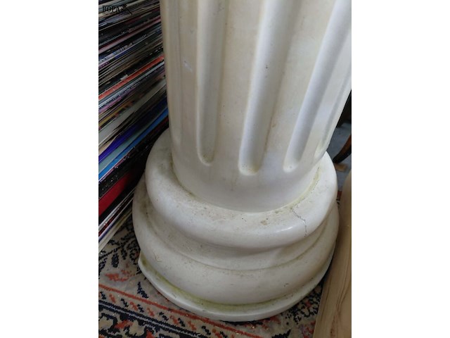 Lot 112 - klassieke griekse zuil in steen - afbeelding 5 van  5