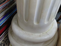 Lot 112 - klassieke griekse zuil in steen - afbeelding 5 van  5