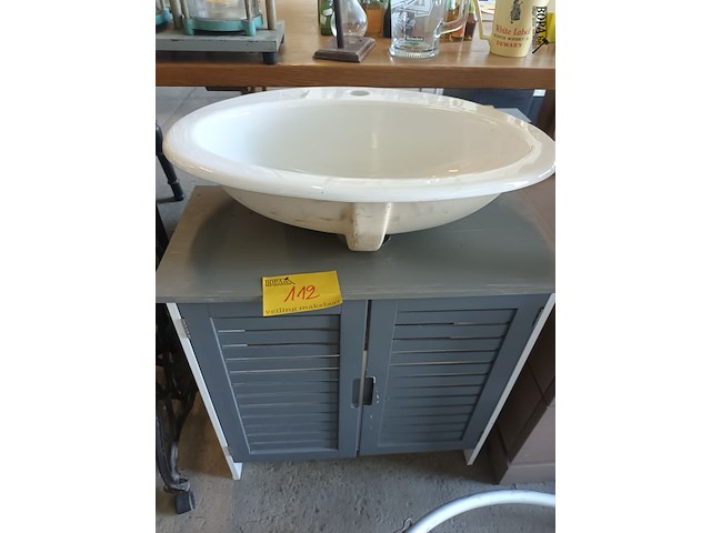 Lot 112 - lavabo meubel met lavabo - afbeelding 1 van  2