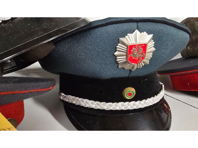 Lot 112 - litouwen 3 kepies - afbeelding 3 van  4