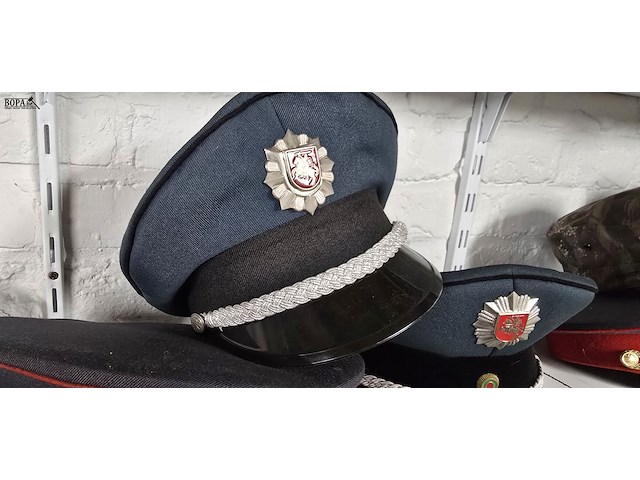 Lot 112 - litouwen 3 kepies - afbeelding 4 van  4