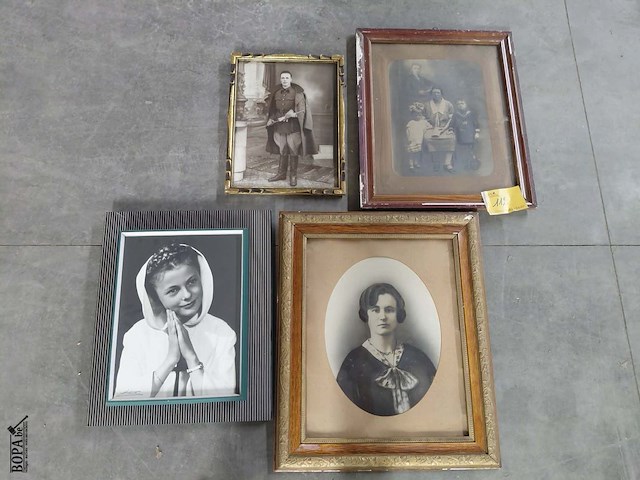Lot 112 - lot antieke portretfoto en familiefoto in diverse omlijsting - afbeelding 1 van  6