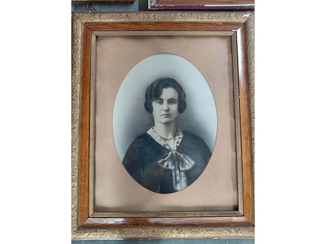 Lot 112 - lot antieke portretfoto en familiefoto in diverse omlijsting - afbeelding 2 van  6