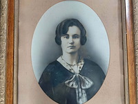 Lot 112 - lot antieke portretfoto en familiefoto in diverse omlijsting - afbeelding 2 van  6