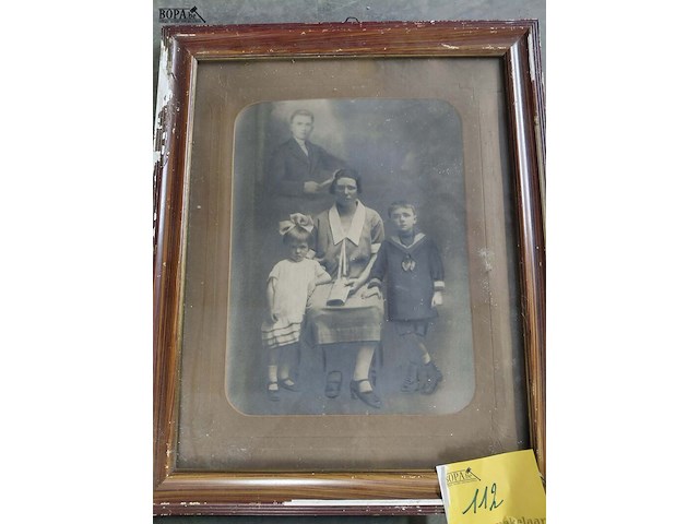 Lot 112 - lot antieke portretfoto en familiefoto in diverse omlijsting - afbeelding 3 van  6