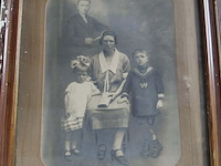 Lot 112 - lot antieke portretfoto en familiefoto in diverse omlijsting - afbeelding 3 van  6