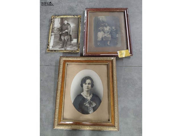 Lot 112 - lot antieke portretfoto en familiefoto in diverse omlijsting - afbeelding 5 van  6