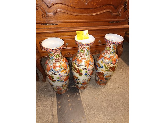Lot 112 - oosterse vazen xl. 3 stuks - afbeelding 1 van  6