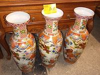 Lot 112 - oosterse vazen xl. 3 stuks - afbeelding 1 van  6