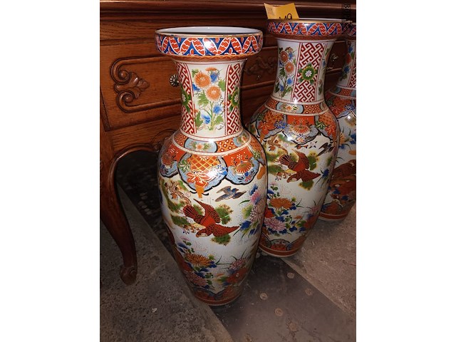 Lot 112 - oosterse vazen xl. 3 stuks - afbeelding 2 van  6