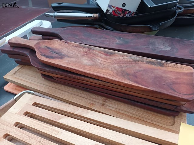 Lot 112 - snijplanken en serveerplanken. 15 stuks - afbeelding 4 van  5