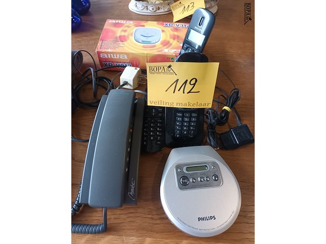 Lot 112 - telefonie en cd player. 6 stuks - afbeelding 1 van  3