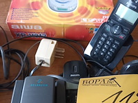 Lot 112 - telefonie en cd player. 6 stuks - afbeelding 2 van  3