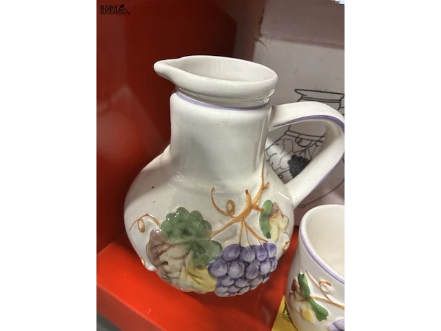 Lot 112 - vintage portugese keramische wijnkan met bekers - afbeelding 2 van  3