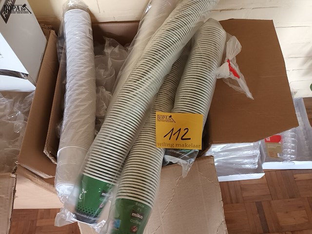 Lot 112 - wegwerp bekers en glazen - afbeelding 1 van  6