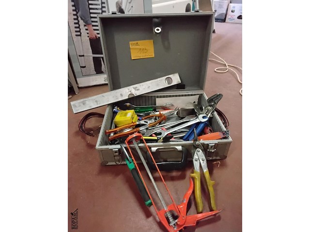 Lot 113 - aluminium koffer met inhoud werkgerief - afbeelding 1 van  4