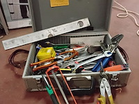 Lot 113 - aluminium koffer met inhoud werkgerief - afbeelding 1 van  4
