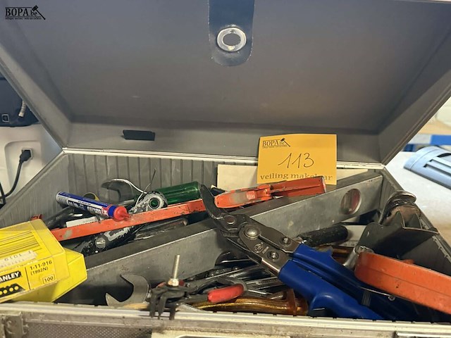 Lot 113 - aluminium koffer met inhoud werkgerief - afbeelding 2 van  4