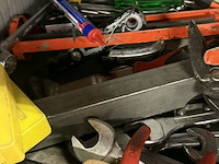 Lot 113 - aluminium koffer met inhoud werkgerief - afbeelding 3 van  4