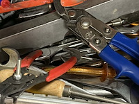 Lot 113 - aluminium koffer met inhoud werkgerief - afbeelding 4 van  4