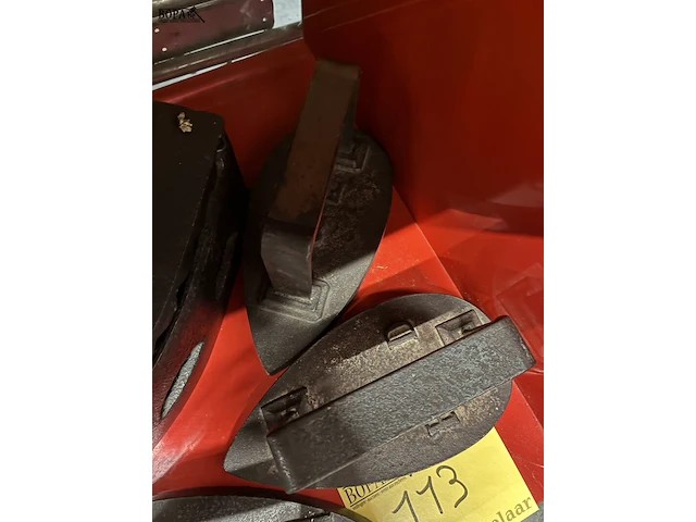 Lot 113 - antieke, massief gietijzeren strijkijzers - afbeelding 2 van  3