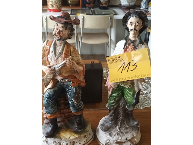 Lot 113 - biscuit beelden. 2 stuks - afbeelding 1 van  4