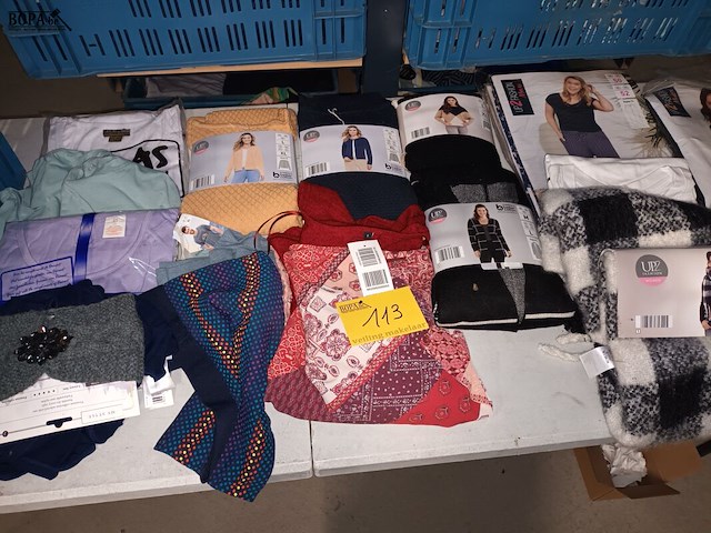 Lot 113 - dameskledij en sjaals. 24 stuks - afbeelding 1 van  5