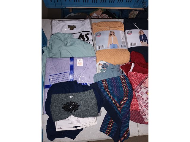 Lot 113 - dameskledij en sjaals. 24 stuks - afbeelding 3 van  5