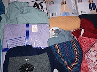 Lot 113 - dameskledij en sjaals. 24 stuks - afbeelding 3 van  5