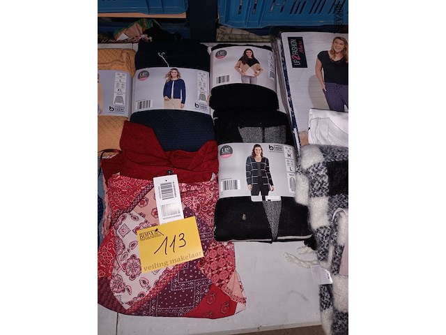 Lot 113 - dameskledij en sjaals. 24 stuks - afbeelding 4 van  5