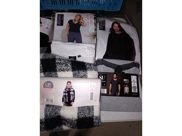 Lot 113 - dameskledij en sjaals. 24 stuks - afbeelding 5 van  5