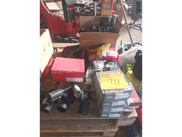 Lot 113 - diverse onderdelen voor aanhangwagen - afbeelding 1 van  6