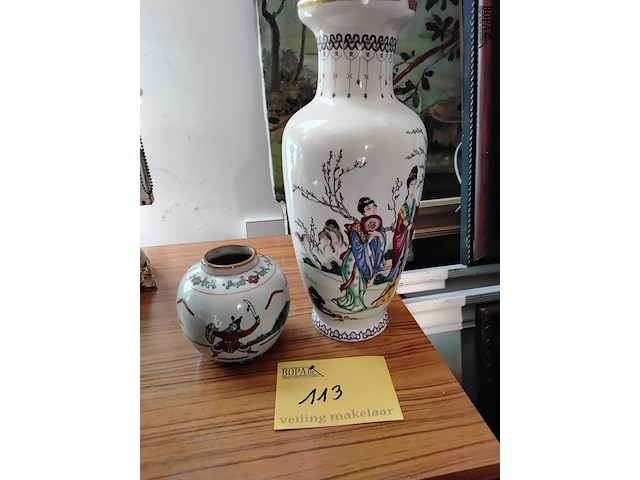 Lot 113 - duo chinese vazen met stempel - afbeelding 1 van  6