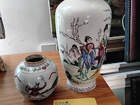 Lot 113 - duo chinese vazen met stempel - afbeelding 1 van  6