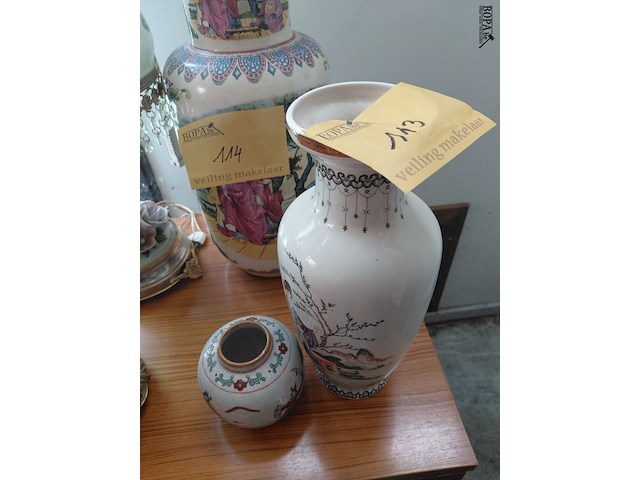 Lot 113 - duo chinese vazen met stempel - afbeelding 2 van  6