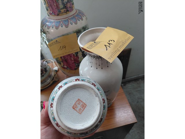 Lot 113 - duo chinese vazen met stempel - afbeelding 3 van  6