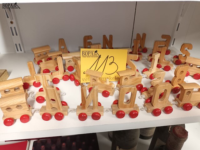 Lot 113 - houten treinletters - afbeelding 1 van  3