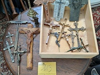 Lot 113 - lot diverse kruisbeelden - afbeelding 1 van  1