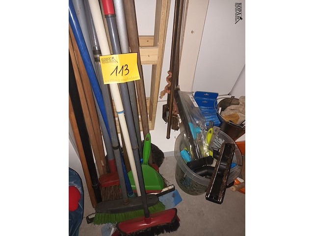 Lot 113 - lot schoonmaakmateriaal - afbeelding 1 van  3