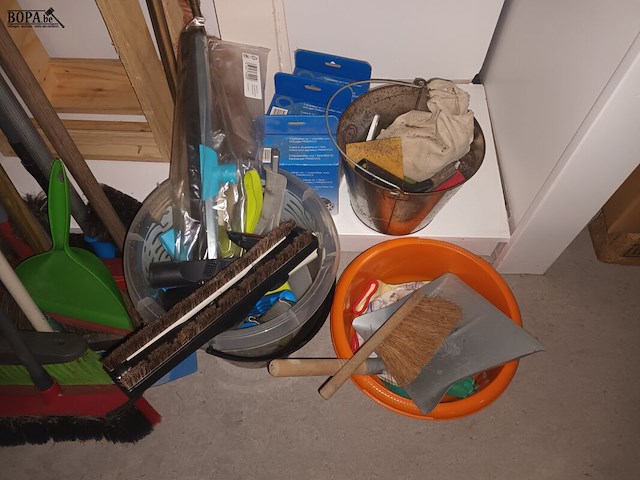 Lot 113 - lot schoonmaakmateriaal - afbeelding 2 van  3