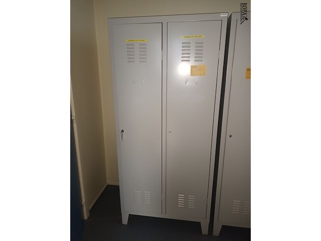 Lot 113 - metalen lockerkast - afbeelding 1 van  3