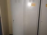 Lot 113 - metalen lockerkast - afbeelding 1 van  3