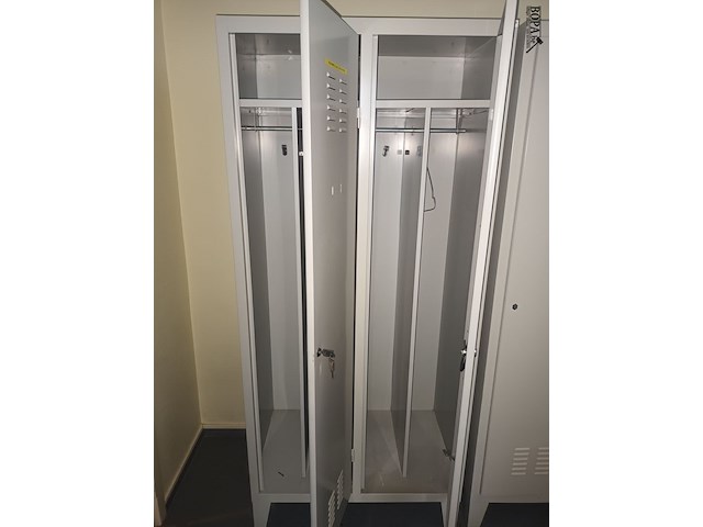 Lot 113 - metalen lockerkast - afbeelding 2 van  3