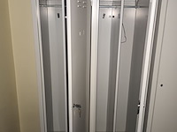 Lot 113 - metalen lockerkast - afbeelding 2 van  3