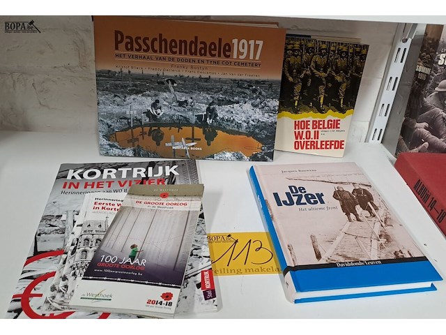 Lot 113 - oorlog boeken over kortrijk 8 stuks - afbeelding 1 van  4