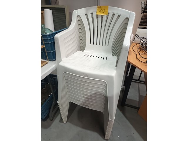 Lot 113 - pvc tuinstoelen. 11 stuks - afbeelding 1 van  2